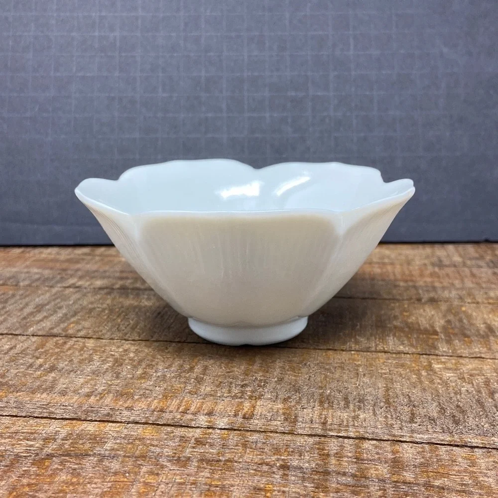 Vintage White Lotus Flower Bowl 4.5”x2.25”